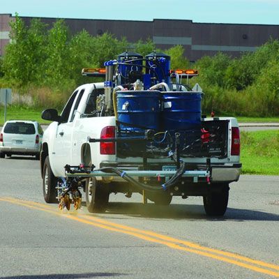 Разметочная машина Graco ROADPAK на кузове внедорожника