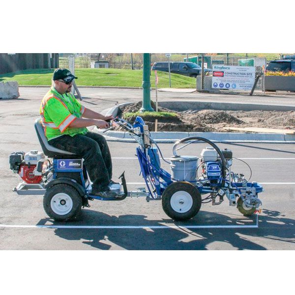 Разметочная машина Graco LineLazer V 3900 HP Automatic в работе
