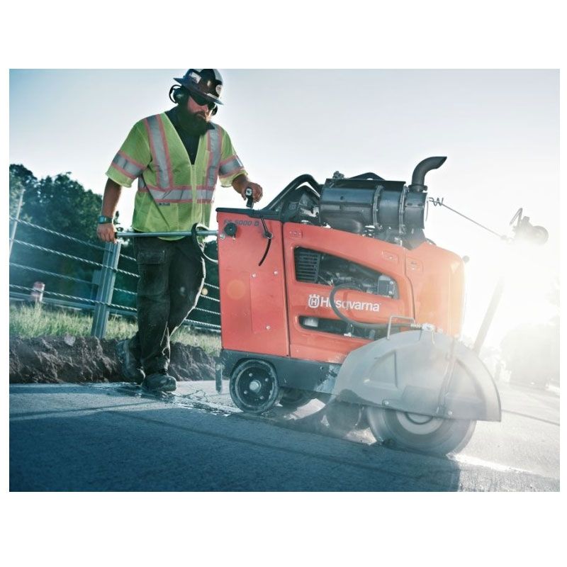 Нарезчик швов Husqvarna FS5000D в работе
