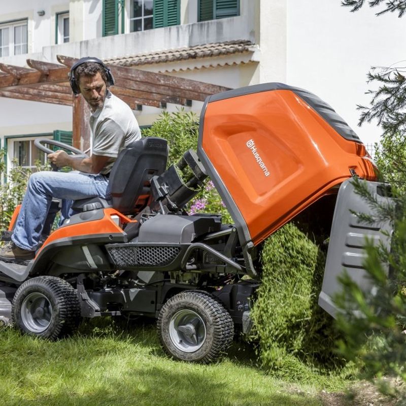 Садовый райдер для стрижки газонов Husqvarna RС320Ts AWD с травосборником