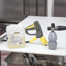 Профессиональное средство Karcher RM 731 щелочное для удаления жира и сажи, 5л (подготовка к работе)